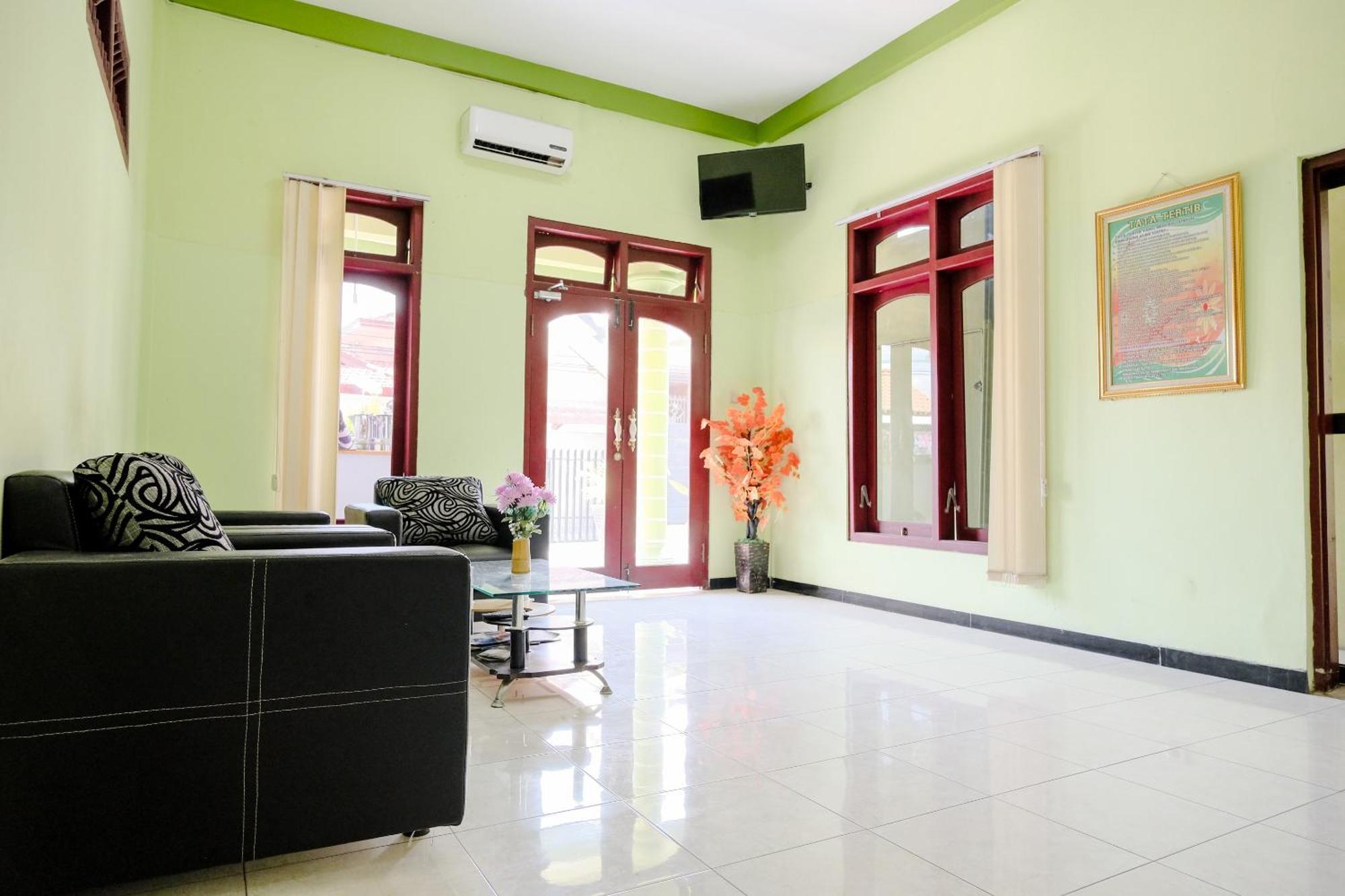 Oyo Life 2508 Alba Suites Homestay Syariah Tulungagung Extérieur photo
