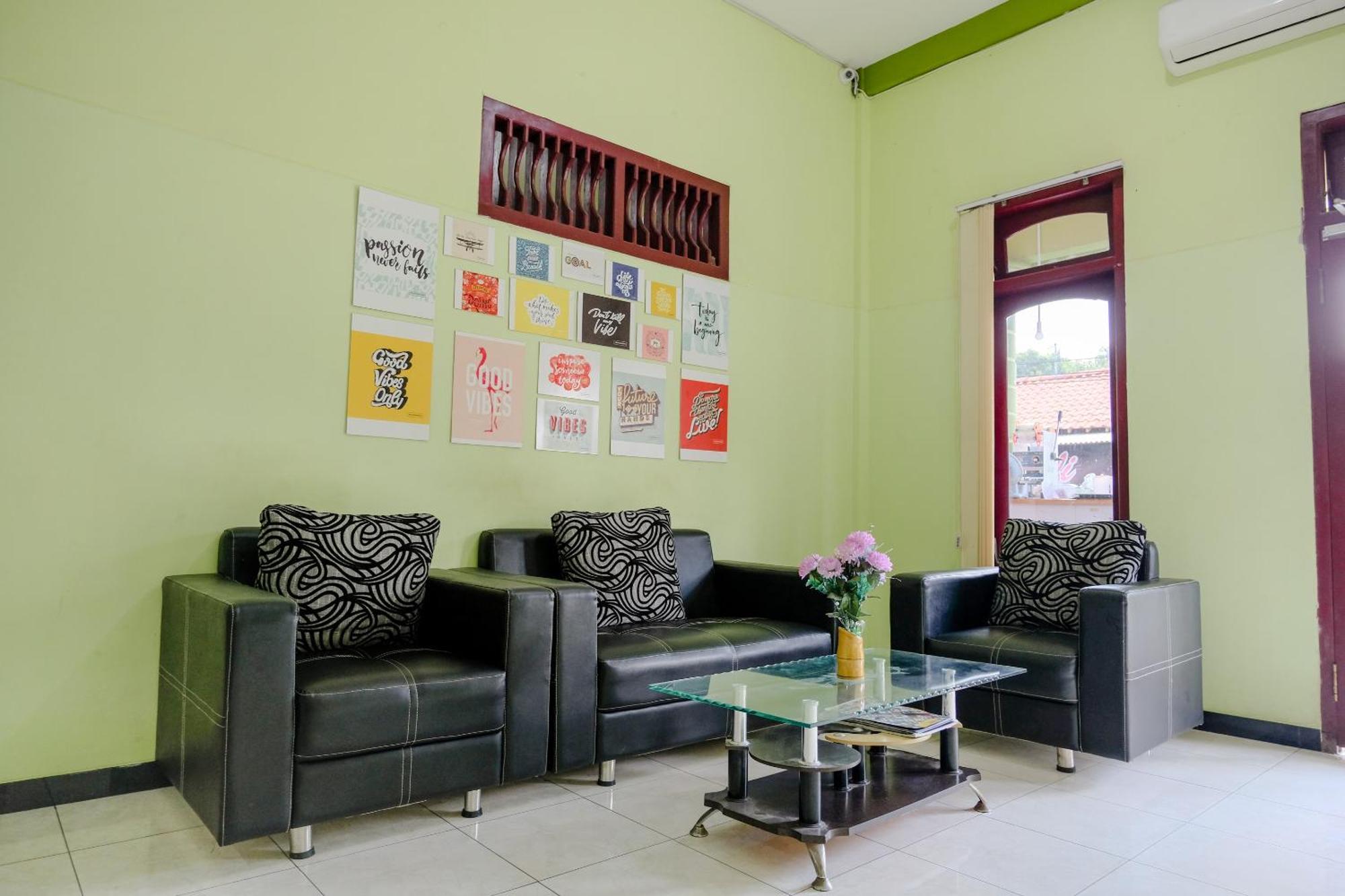 Oyo Life 2508 Alba Suites Homestay Syariah Tulungagung Extérieur photo