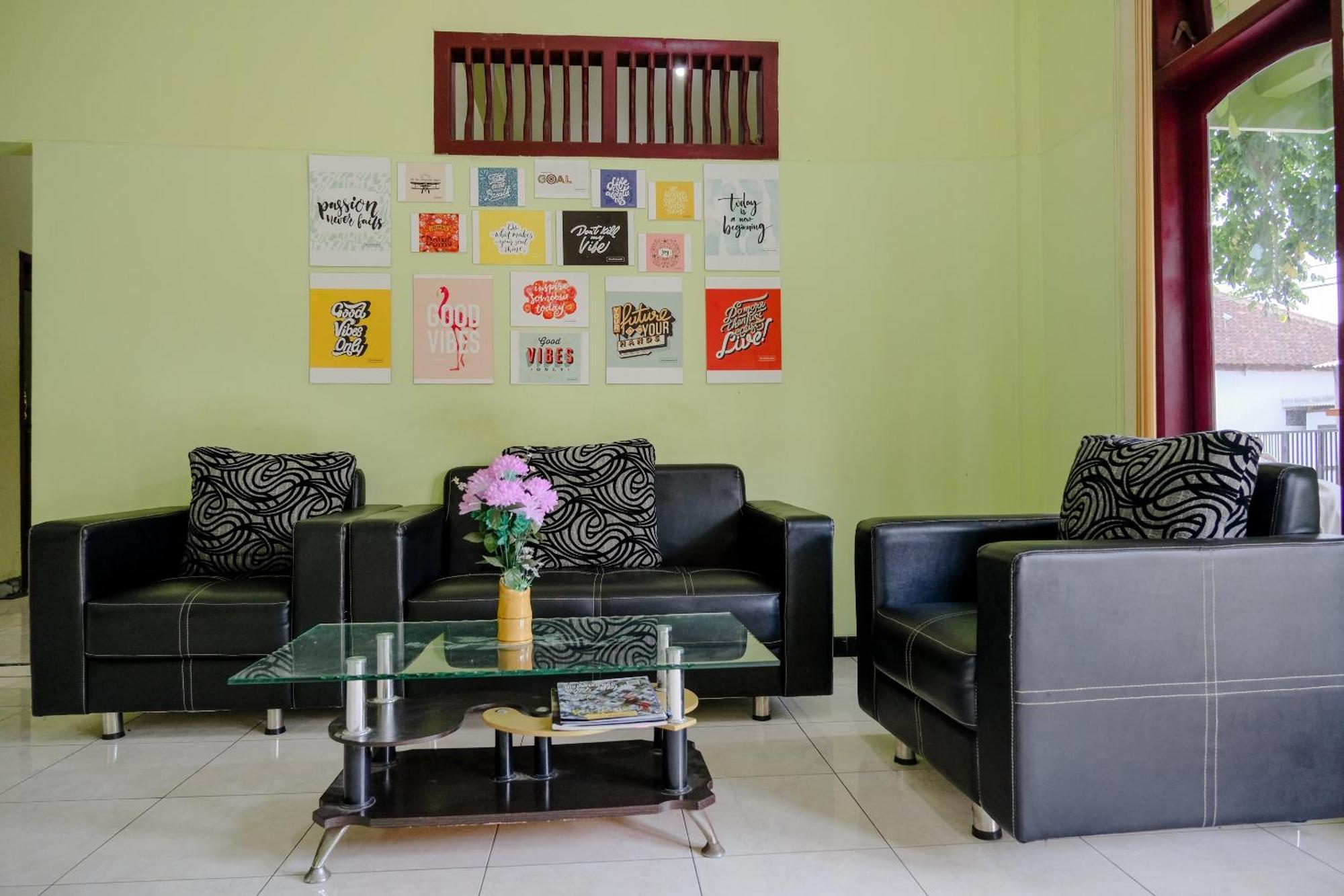 Oyo Life 2508 Alba Suites Homestay Syariah Tulungagung Extérieur photo